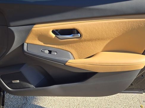 Used 2025 Nissan Sentra SV w/ SV Premium Package image 5