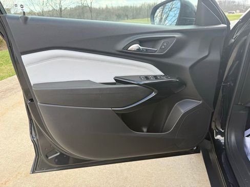 Used 2025 Chevrolet Trax LT w/ LT Convenience Package image 23