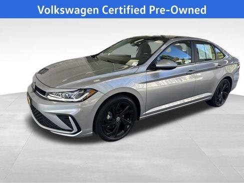 Certified 2025 Volkswagen Jetta SE w/ Sunroof Package image 1