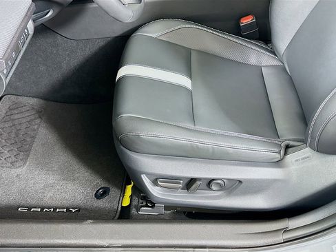 Used 2025 Toyota Camry SE image 19