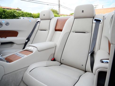 Used 2017 Rolls-Royce Dawn RWD image 8