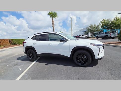 New 2026 Chevrolet Trax LT w/ Midnight Edition FWD image 15