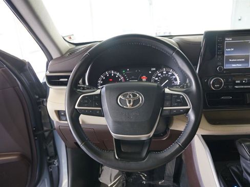 Used 2022 Toyota Highlander XLE AWD/4WD image 17