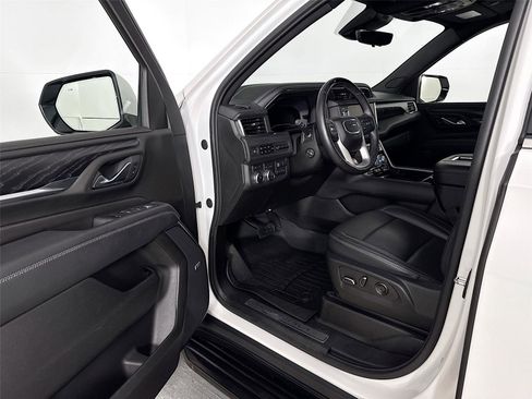 Used 2024 GMC Yukon Denali w/ Advanced Technology Package AWD/4WD image 3