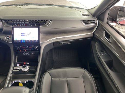 Used 2024 Jeep Grand Cherokee Limited w/ Black Appearance Package image 15