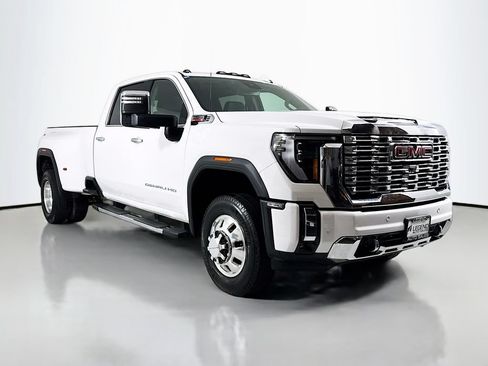 Used 2025 GMC Sierra 3500 Denali AWD/4WD image 4