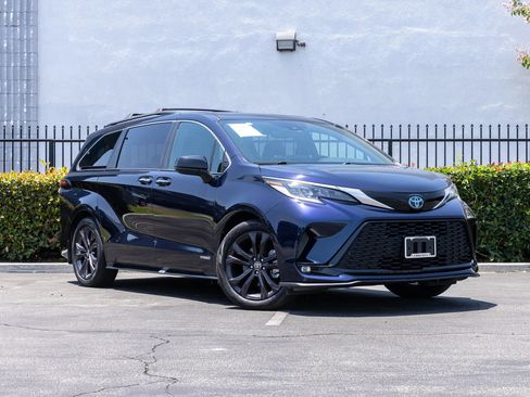 Used 2021 Toyota Sienna XSE FWD image 17