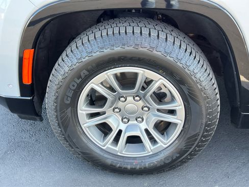 Used 2023 Jeep Wagoneer 4WD w/ Convenience Group I image 13