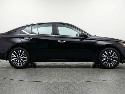 Used 2025 Nissan Altima 2.5 SV FWD image 11