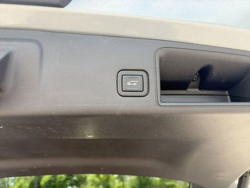 Used 2024 GMC Terrain SLT image 8