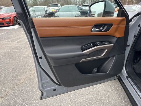 Used 2024 Nissan Pathfinder Platinum image 28