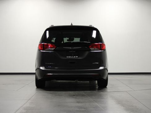 Used 2017 Chrysler Pacifica Limited FWD image 5