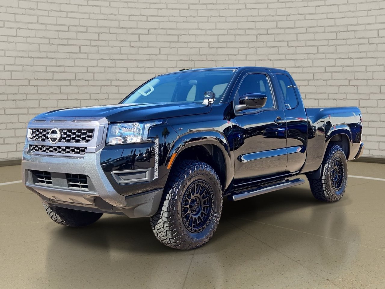 Certified 2025 Nissan Frontier SV RWD image 1