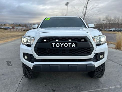 Used 2017 Toyota Tacoma TRD Off-Road image 2