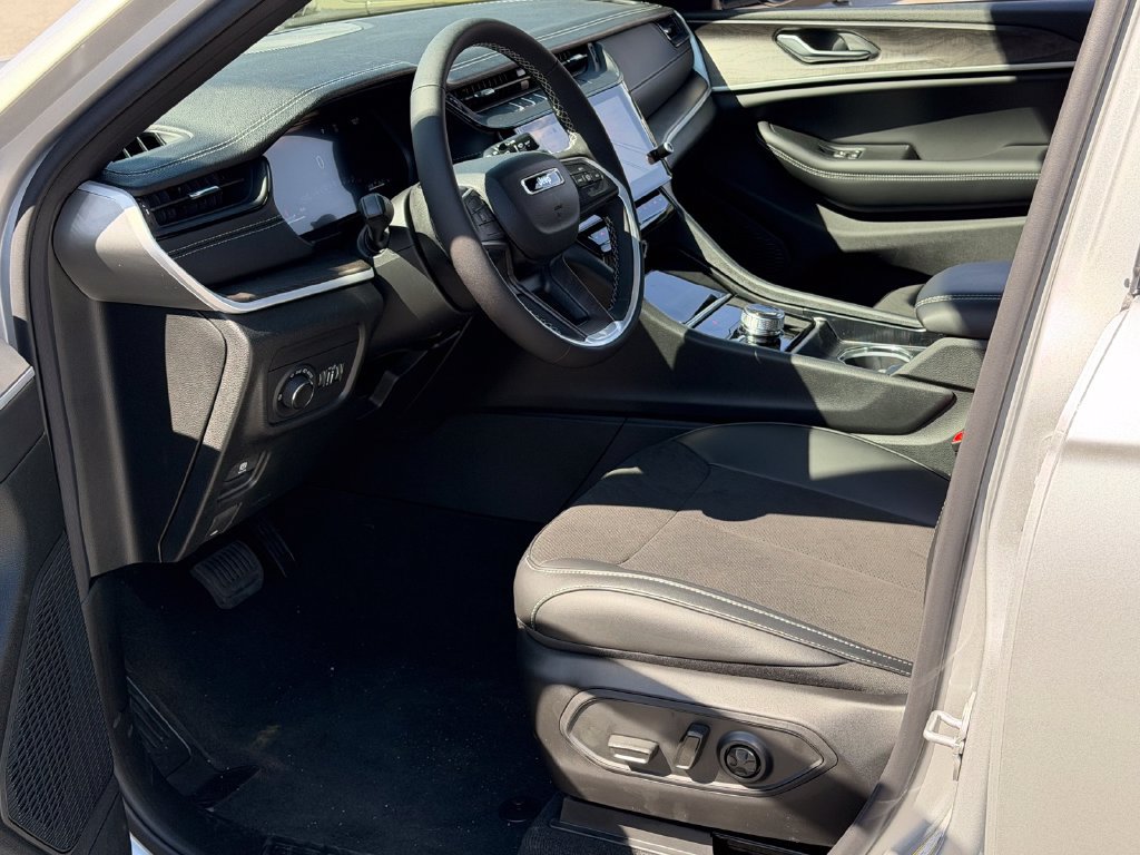 New 2026 Jeep Grand Cherokee Altitude AWD/4WD image 10