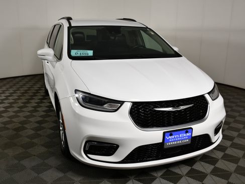 Used 2022 Chrysler Pacifica Touring-L FWD image 3