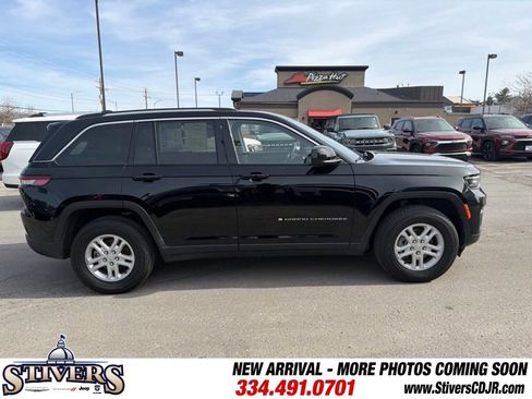 Used 2023 Jeep Grand Cherokee Laredo image 4