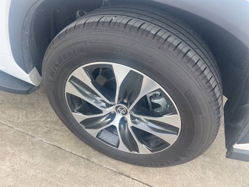 Used 2025 Toyota Highlander XLE image 17