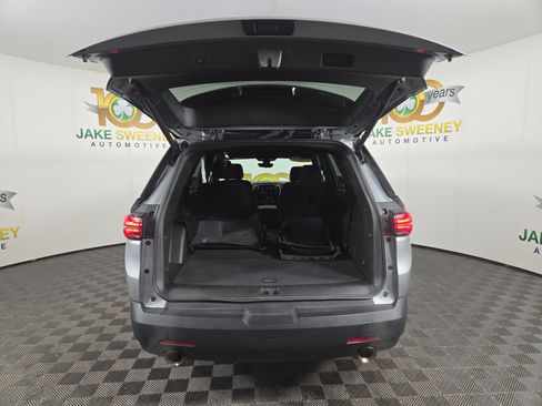 Used 2023 Chevrolet Traverse LT w/ Rear Camera Mirror Package image 32