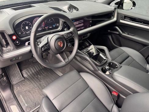 Certified 2025 Porsche Cayenne image 4