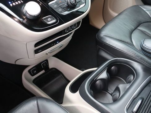 Used 2021 Chrysler Pacifica Touring-L w/ Uconnect Theater Family Group image 26