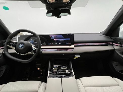 Used 2026 BMW i5 eDrive40 w/ Premium Package RWD image 10