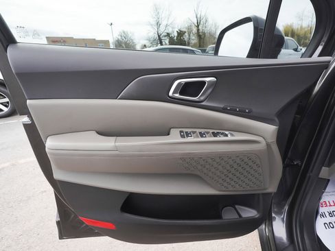 Used 2025 Kia Carnival EX image 9