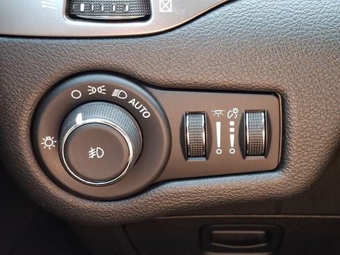 Used 2019 Jeep Cherokee Latitude Plus w/ Cold Weather Group AWD/4WD image 26