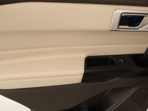 Used 2020 Ford Explorer Platinum w/ Premium Technology Package image 19