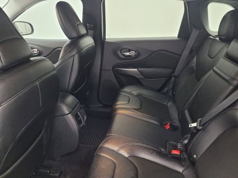 Used 2019 Jeep Cherokee Latitude Plus w/ Comfort/Convenience Group image 18