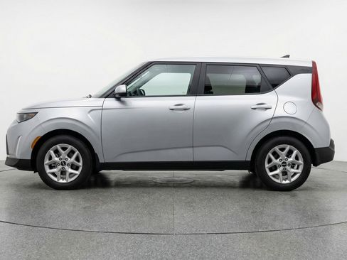 Used 2025 Kia Soul LX w/ LX Technology Package FWD image 5