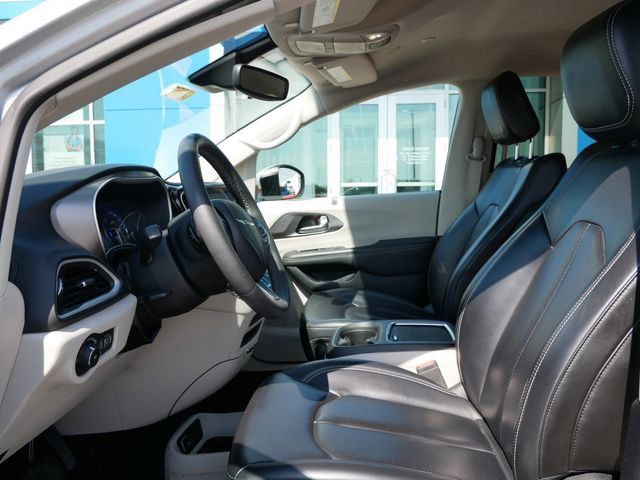 Used 2023 Chrysler Pacifica Touring-L FWD image 6