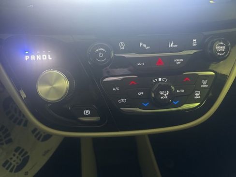 Used 2024 Chrysler Pacifica Touring-L image 41