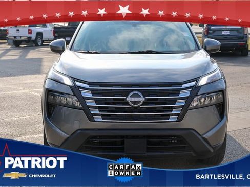 Used 2024 Nissan Rogue SV image 2