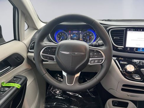Certified 2024 Chrysler Pacifica Touring-L image 15