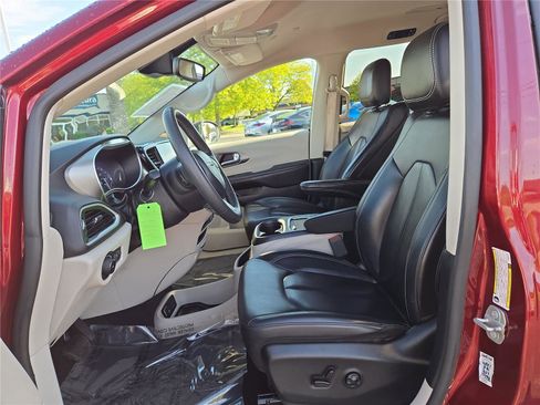 Used 2023 Chrysler Pacifica Touring-L FWD image 17