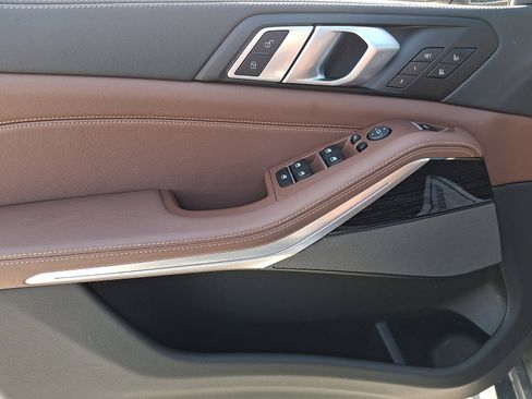 Used 2025 BMW X5 xDrive40i w/ M Sport Package image 12