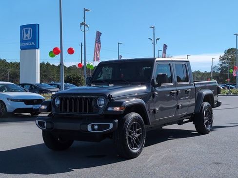 Used 2024 Jeep Gladiator Sport image 8