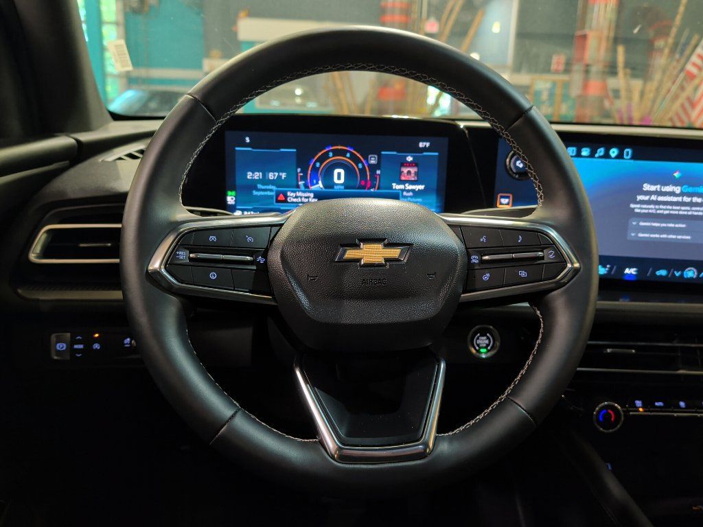 Used 2026 Chevrolet Traverse LT FWD image 2