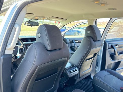 Used 2017 Chevrolet Traverse LT w/ Style and Technology Package image 6