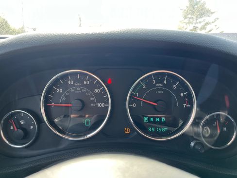 Used 2015 Jeep Wrangler Unlimited Rubicon w/ Connectivity Group image 18