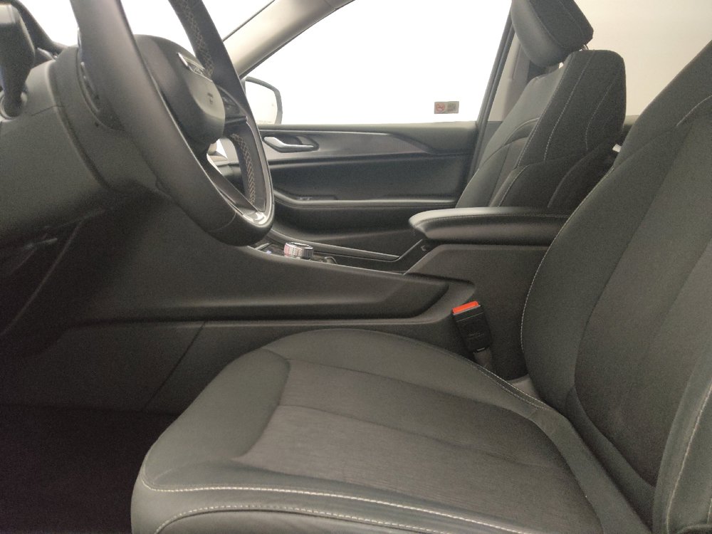 Used 2024 Jeep Grand Cherokee Laredo RWD image 17
