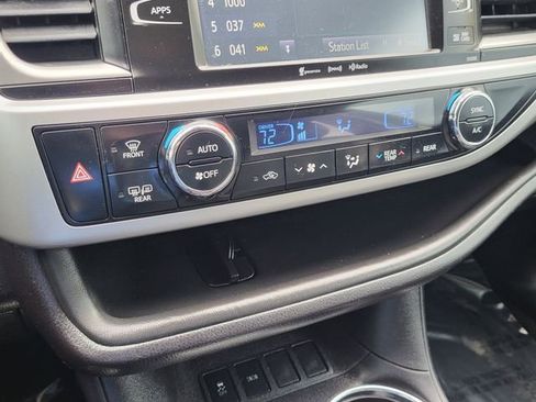 Used 2019 Toyota Highlander SE image 25