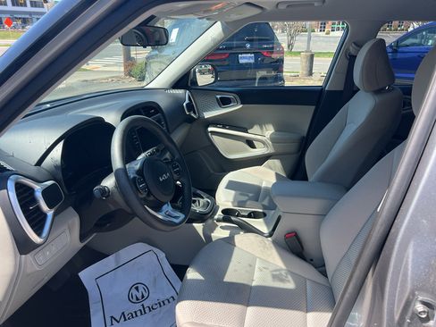 Used 2025 Kia Soul LX w/ LX Technology Package image 10