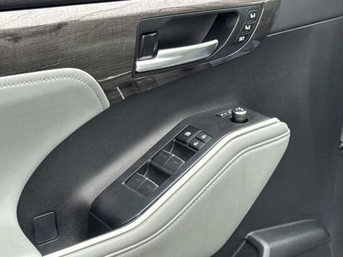 Used 2024 Toyota Highlander Platinum image 16