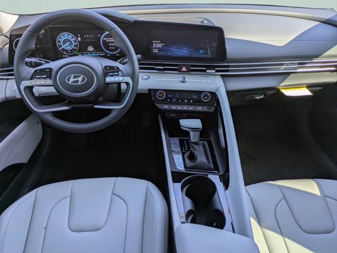 Used 2025 Hyundai Elantra Limited FWD image 11