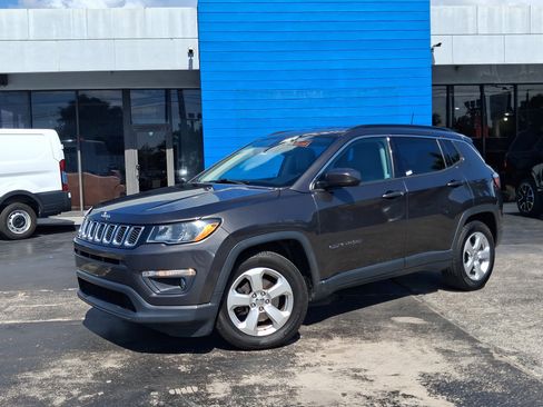 Used 2018 Jeep Compass Latitude w/ Popular Equipment Group FWD image 2
