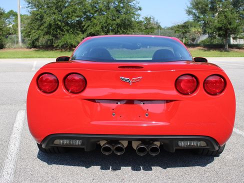 Used 2007 Chevrolet Corvette Coupe w/ Performance Package RWD image 17