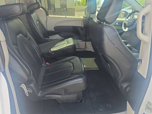 Used 2023 Chrysler Pacifica Touring-L FWD image 24