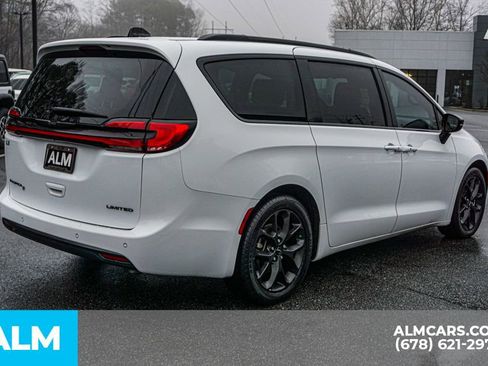 Used 2025 Chrysler Pacifica Limited image 6
